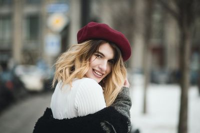 How to Layer Clothes Properly Without Looking Bulky: Expert Winter Layering Tips