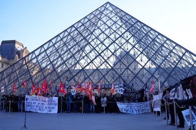 Louvre workers to vote on extending strike as security scrutiny intensifies