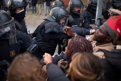 Riot police arrive at migrants’ unsafe squat
