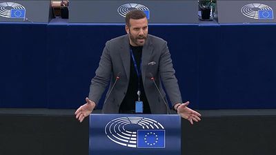 Greek MEP Nikos Pappas suspended from Syriza party after alleged assault on journalist