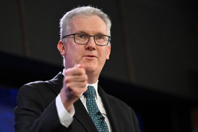 Notes of support posted on Jewish bakery that announced its closure in wake of shooting – as it happened