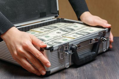 Dollar Pushes Higher as Stocks Weaken