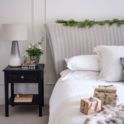 4 things I always use to make a guest room smell incredible at Christmas – get ready for the compliments to flood in