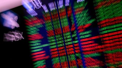 Shares finish flat as energy stocks continue to drift