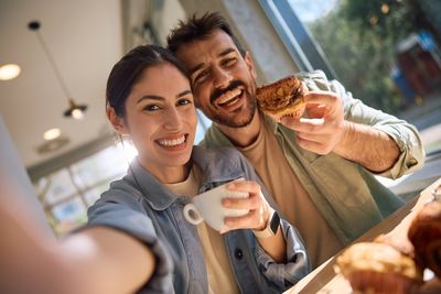 6 Subtle Clues A DINK Relationship Is Healthier Than Outsiders Assume