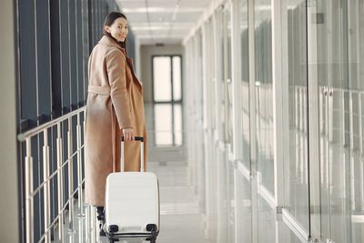 Travel Fashion Tips: How to Pack Stylish, Wrinkle-Free Outfits with a Capsule Travel Wardrobe