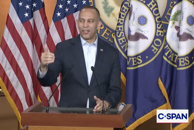 Hakeem Jeffries goes scorched earth on Trump admin over Kennedy Center move