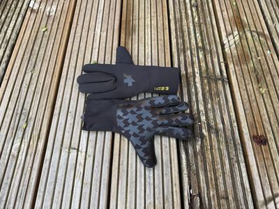 Assos Rain Gloves P1 Review: Wetsuit technology for your hands