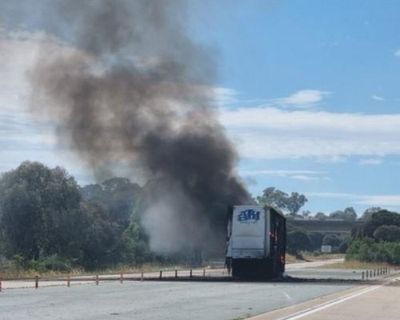 Lithium battery fire on truck shuts down Hume Highway in NSW due to health risk