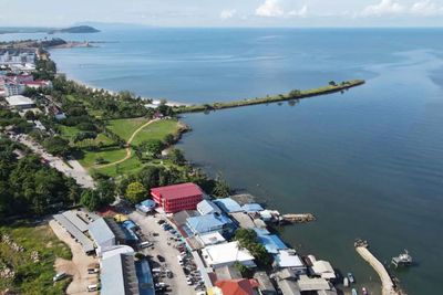 Cambodia begins dismantling coastal barrier in Koh Kong