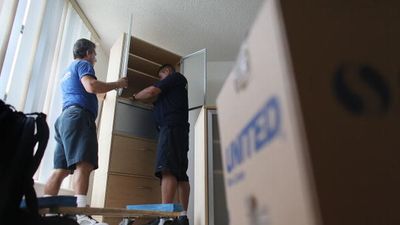 NYC man hires movers and they start ‘shaking him down’ before touching anything, then comes the knock on the door