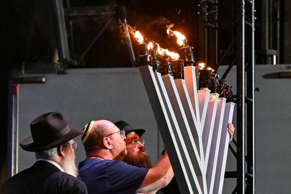 Australia’s prime minister booed at ceremony mourning Bondi Beach attack victims