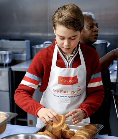 George helps Prince William to prepare food for London’s homeless
