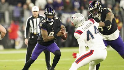 Lamar Jackson Exits Ravens' Game vs. Patriots Before Halftime Due to Back Injury
