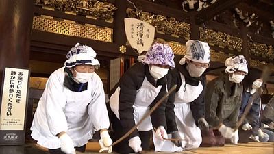 Hundreds join annual year-end clean at Kyoto's major Buddhist temples
