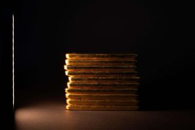 Gold glows but blue chips struggle in quiet trading