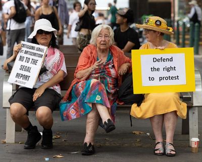 Wayne Swan removes retweet about Bondi vigil after criticism from Jewish groups – as it happened