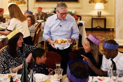 Keir Starmer hosts frontline workers for early Christmas dinner at No 10