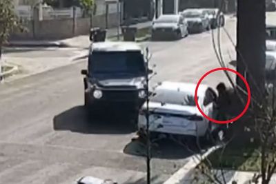 Hero mom crashes into getaway car after burglars targeted home with her children inside