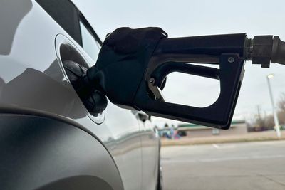 US drivers are seeing lower gas prices this holiday season