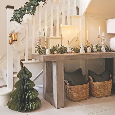 I don’t have time to tidy my entire home before guests arrive – so, I’ve used the 5/7 decluttering method to fake a clutter-free home this Christmas