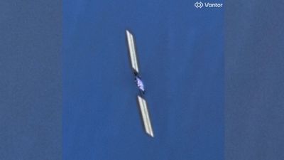 Doomed SpaceX Starlink satellite photographed from orbit