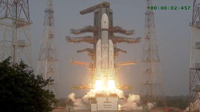 Indian rocket launches record-breaking BlueBird 6 smartphone satellite to orbit (video)
