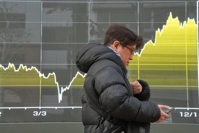 Asian markets mostly advance after the S&P 500 hits record high