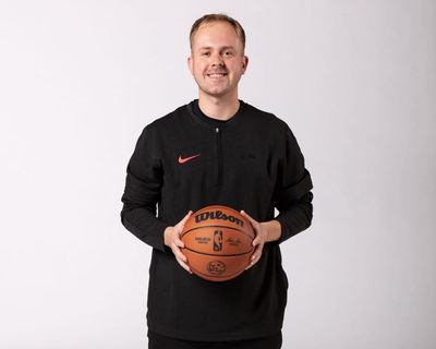 Alex Sarama: how a 30-year-old Englishman became an WNBA head coach