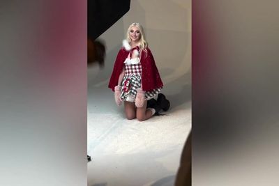 The Grinch star rewears iconic costume 25 years after film release