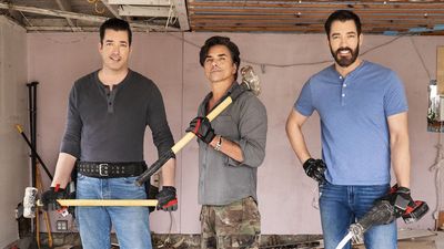 That Time Jonathan Scott ‘Accidentally’ Touched John Stamos’ Hair During A Celebrity IOU Renovation (And Was Absolutely Terrified)