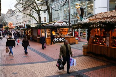 More shoppers hit high streets and retail parks for late Christmas purchases