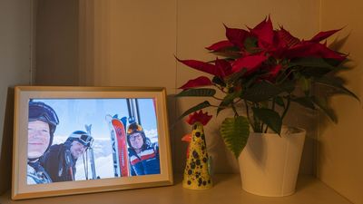 Arzopa D14 Metal Digital Picture Frame review: made from metal, this frame shows off shots in style