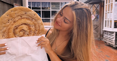 Young Pizza Maker Stuns With Her Beauty, But Many Viewers Fixate On Her Poor Kitchen Etiquette