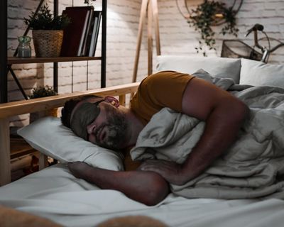 Don’t fret the first night and nap if you need: how to sleep well, away from home