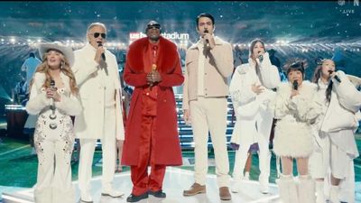 Reviewing Snoop Dogg's Bizarre Christmas Day Halftime Show on Netflix