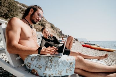 Why Working Partners Without Kids Feel More Independent