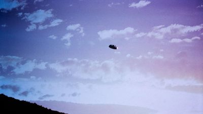 Pilot reports UFO hovering mid-air next to the plane, traffic controller wishes him ‘good luck with the aliens’