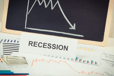 7 Signs the Yield Curve Is Saying a Recession May Be Closer Than You Think