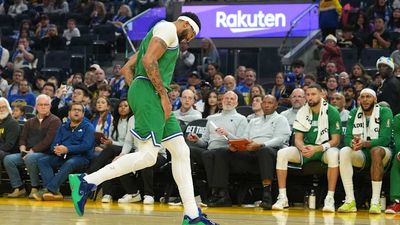 Mavs Star Anthony Davis to Miss a 'Few Games' With Groin Strain