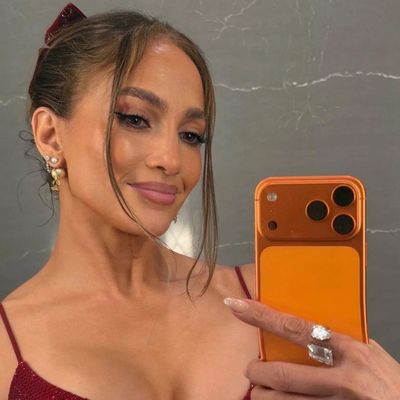 Jennifer Lopez's Fans Had the Best Response to Noticing a Sign Her Christmas Mirror Selfie Was Edited