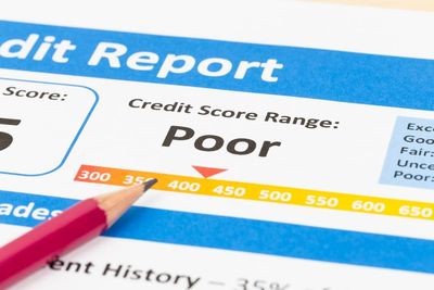 What Happens to Your Credit Score if the Economy Slips into a Vibecession?