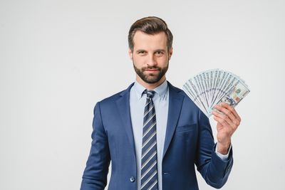 12 Financial Habits That Turn Middle‑Class Earners Into Millionaires