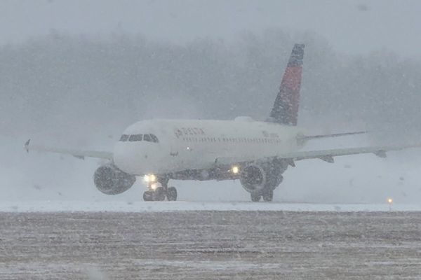 Thousands of flights delayed or canceled as snow sweeps Northeast
