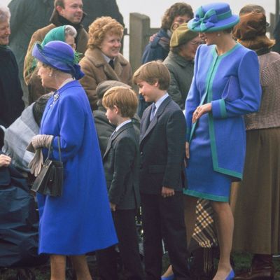 Former Royal Butler Reveals Prince Harry’s “Jokey Presents” for the Late Queen Nearly Turned Into a “Disaster”