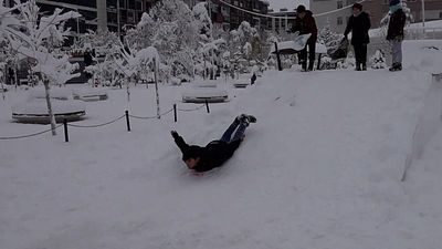 Heavy snowfall closes schools in 14 Turkish provinces, children enjoy the break