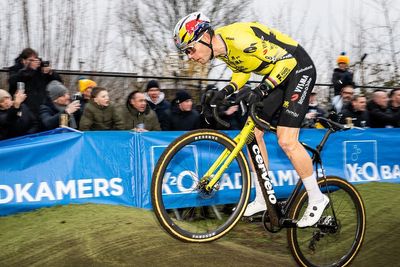 'I believed I could turn it into a battle' - two punctures on same rock ends Wout van Aert's clash with Mathieu van der Poel at Azencross