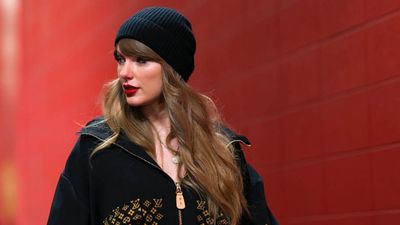 Taylor Swift Surprises Arrowhead Employee With Huge Tip During Chiefs’ Christmas Game