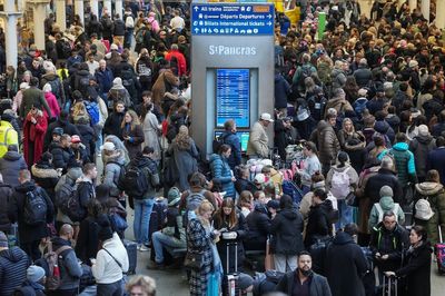 Eurostar latest LIVE: Passengers face more delays as London-Paris services resume