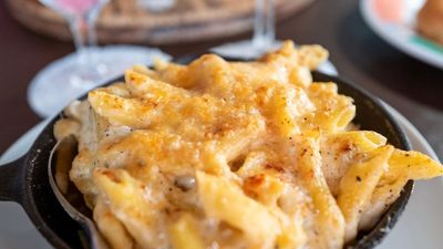 Couple orders mac and cheese at Cheesecake Factory, only to decide their server deserves zero tip